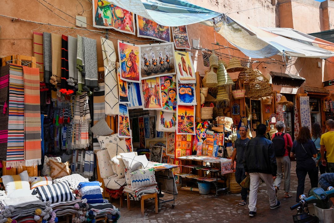 Bezoekers bladeren door kleurrijke kruidenkraampjes op een traditionele Marokkaanse souk, hoogtepunt van elk Agadir-weekenduitstapje in juni