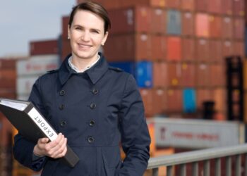 Een zakenvrouw controleert exportdocumenten in het Tangier Med havencomplex, Marokko's toonaangevende handelscentrum.