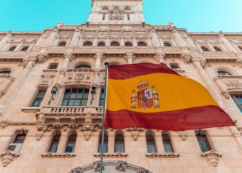 Marokkaanse staatsnationals ontvangen Spaanse burgersurkunden bij een naturalisatieceremonie in Spanje