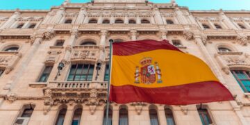 Marokkaanse staatsnationals ontvangen Spaanse burgersurkunden bij een naturalisatieceremonie in Spanje