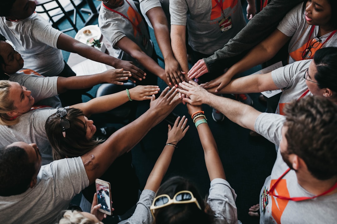 Ein Startup-Team für ein Unternehmen in Marokko arbeitet zusammen in einem modernen Coworking-Space in Casablanca