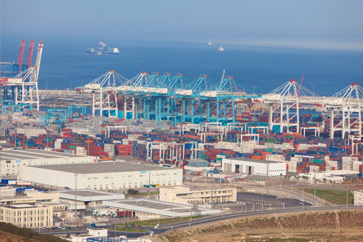 Fabrieksarbeiders assembleren voertuigen in een industriegebied van Tangier Med dat Marokko's auto-export ondersteunt