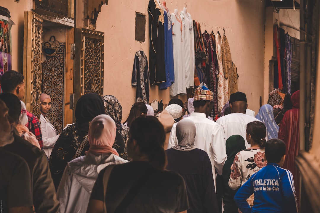 wandelen door de oude medina van Fez tijdens het festivalseizoen van Marokko, lantarens verlichtende de smalle stenen steeg