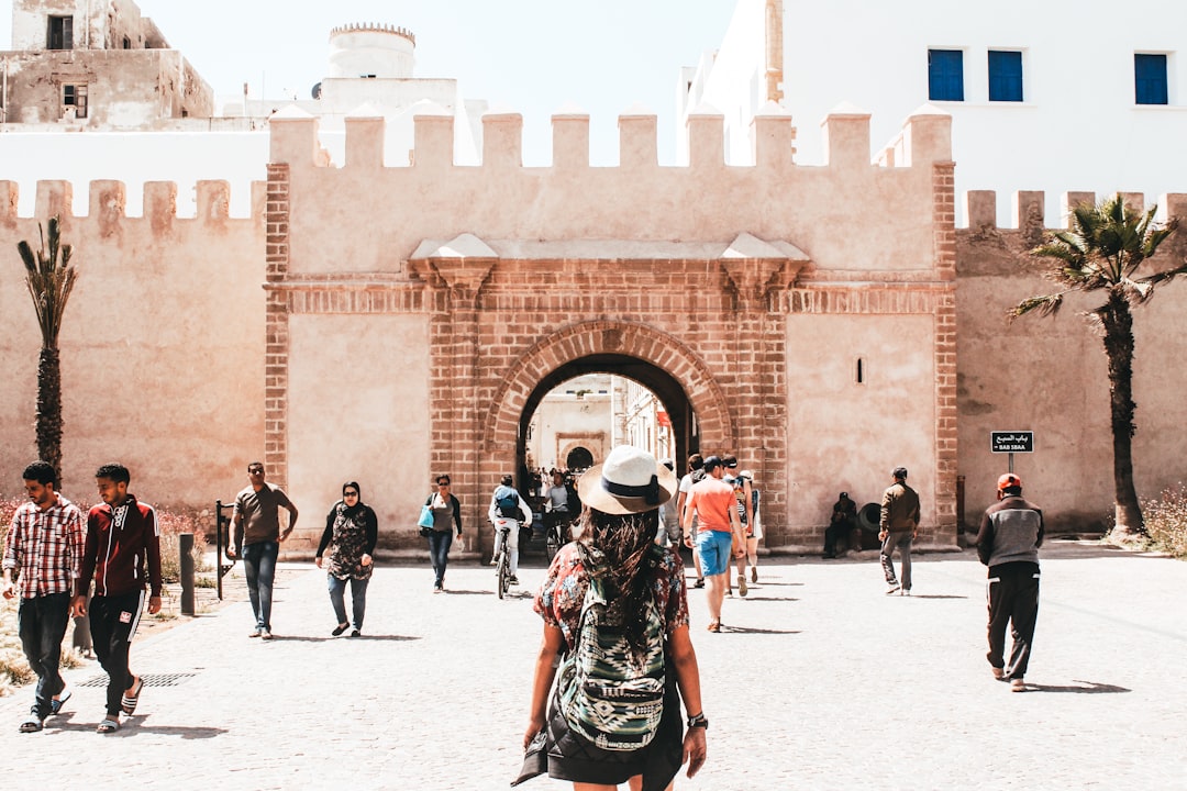 Een reiziger loopt door de medina van Essaouira tijdens de Gnaoua-festivalweek