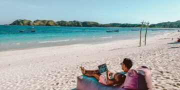 working-laptop-coast-unsplash - MAwebzine Een digitale nomade die aan een laptop werkt in een coworking space aan de Atlantische kust van Marokko met oceaanzicht op de achtergrond