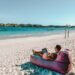 working-laptop-coast-unsplash - MAwebzine Een digitale nomade die aan een laptop werkt in een coworking space aan de Atlantische kust van Marokko met oceaanzicht op de achtergrond