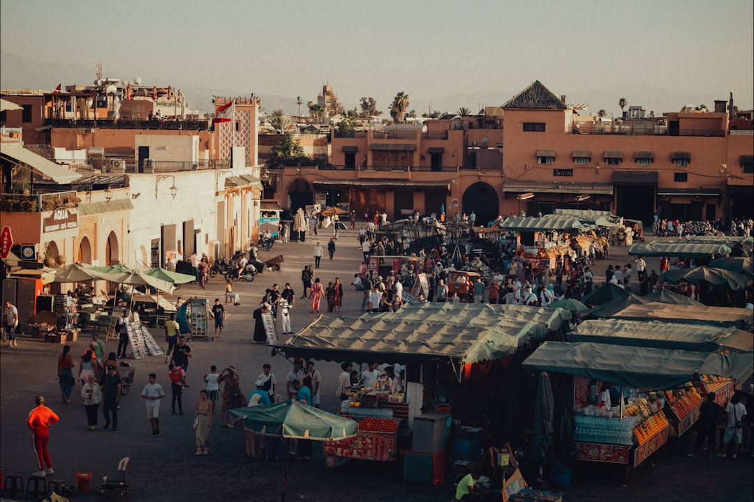 Een familie verkent samen een kleurrijke souk tijdens een vakantie in Marokko en ontdekt ambachtelijke creaties in de historische medina