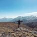 hiker-atlas-mountains-morocco-morning-unsplash - MAwebzine Een wandelaar loopt een bergpad bij Azilal bij zonsopgang met pieken van de Hoge Atlas op de achtergrond