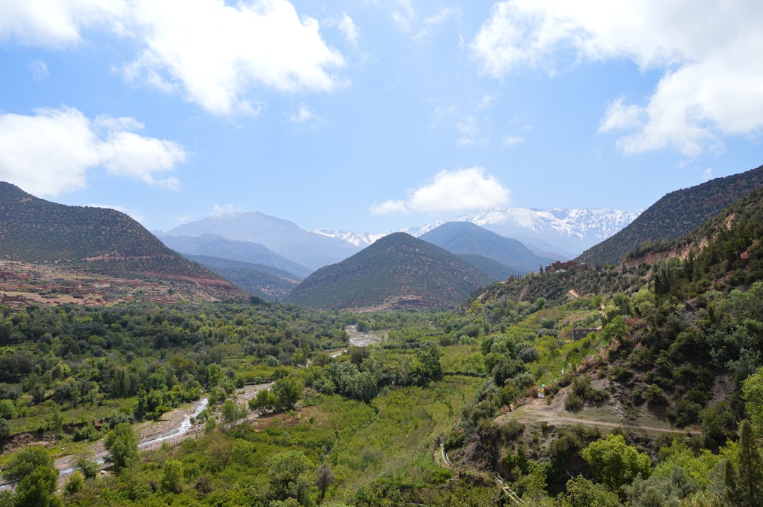 Deux randonneurs s'approchent des cascades d'Ouzoud le long d'un sentier de montagne près d'Azilal dans le Haut Atlas central du Maroc