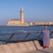 man-walking-casablanca-seafront-promenade-unsplash - MAwebzine Une femme professionnelle travaillant dans un café en bord de mer où les vents de l'Atlantique maintiennent l'air frais le long de la côte marocaine