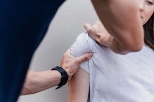 Ostéopathie Maroc : un praticien effectuant une thérapie manuelle sur un patient pendant une séance