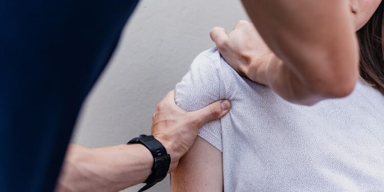 Osteopathie Marokko beoefenaar voert handmatige therapie uit op een patiënt tijdens een sessie