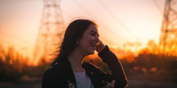 solar-energy-woman-unsplash - MAwebzine مهندسة متخصصة في الطاقة المتجددة تفتش الألواح الشمسية في منشأة كبيرة بالمغرب