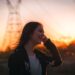 solar-energy-woman-unsplash - MAwebzine مهندسة متخصصة في الطاقة المتجددة تفتش الألواح الشمسية في منشأة كبيرة بالمغرب