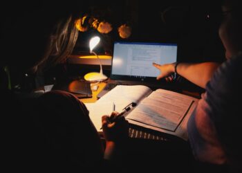university-students-studying-unsplash - MAwebzine Marokkaanse jongeren die Engels studeren op de campus, wat Marokko's toenemende talenshift weerspiegelt