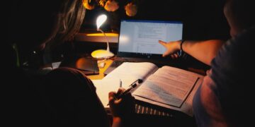 university-students-studying-unsplash - MAwebzine Marokkaanse jongeren die Engels studeren op de campus, wat Marokko's toenemende talenshift weerspiegelt