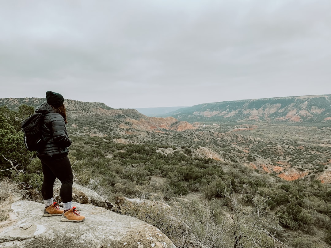 Une femme descend un sentier rocheux de montagne près d'Azilal à travers une gorge étroite au Maroc