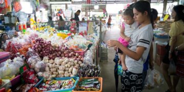 mother-child-market-unsplash - MAwebzine Een moeder en kind selecteren samen verse groenten op een Marokkaanse souk, waarbij ze Marokkaanse Arabische woorden voor elk item oefenen