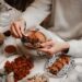 woman-eating-moroccan-food-unsplash - MAwebzine امرأة تتناول طاجين خالٍ من الغلوتين في كشك سوق مغربي مزدحم خلال مهرجان خارجي