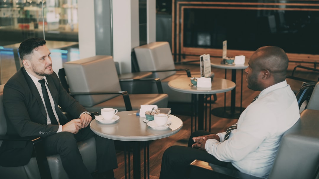 Dos emprendedores discuten un acuerdo comercial de Marruecos en una mesa de conferencias en Casablanca