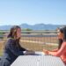 reunión-de-negocios-al-aire-libre-unsplash - MAwebzine Una empresaria revisa documentos comerciales de Marruecos en una concurrida instalación portuaria del Atlántico