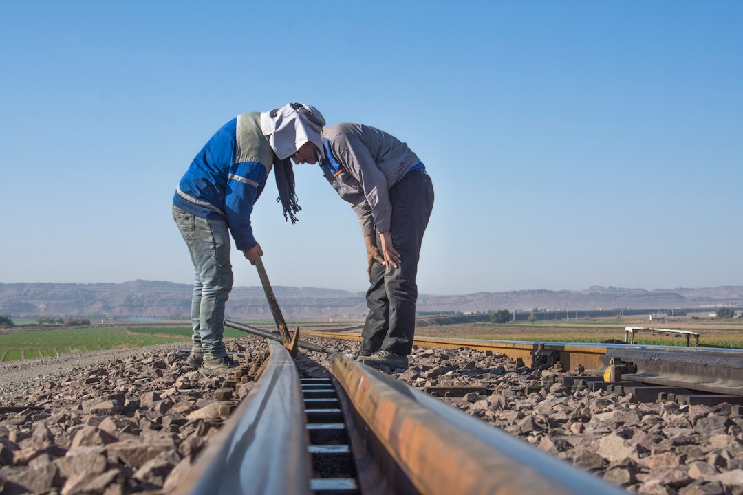 Un profesional de la logística inspecciona la infraestructura conectada al comercio de Marruecos y al corredor energético de África Occidental