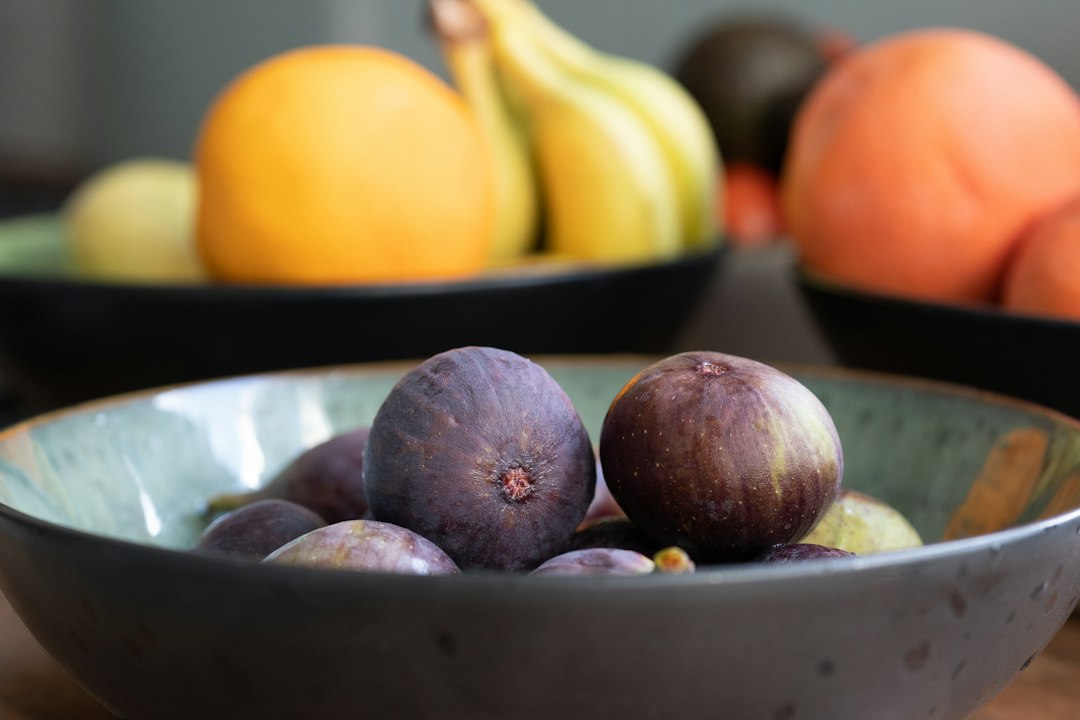 Una familia comparte un desayuno de septiembre de higos frescos y msemen, reflejando la calidez de la cocina de otoño en Marruecos