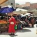 moroccan-woman-souk-fruit-shopping-unsplash - MAwebzine امرأة مغربية تختار تيناً طازجاً في كشك بالسوق، وتتبنى الطبخ الخريفي بمنتجات السوق الموسمية