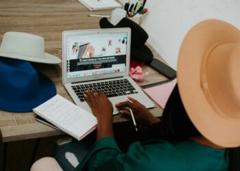 Freelancer completing freelance status registration online in Morocco