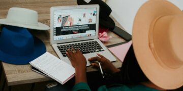 Freelance completando el registro del estatus de freelance en línea en Marruecos