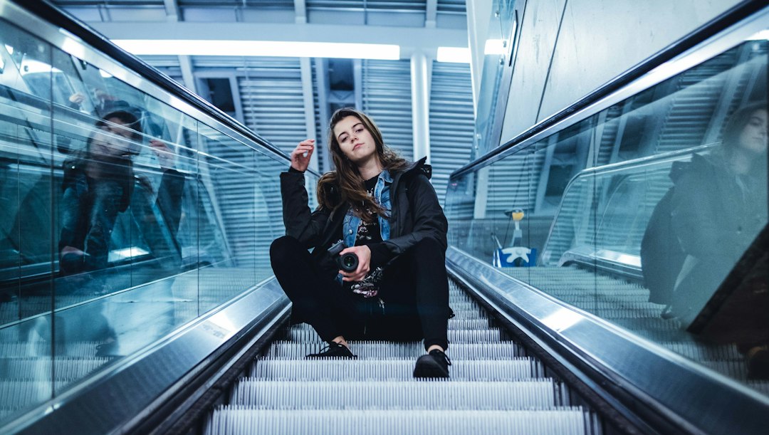 Femme d'affaires utilisant des techniques de respiration dans un escalier entre deux réunions