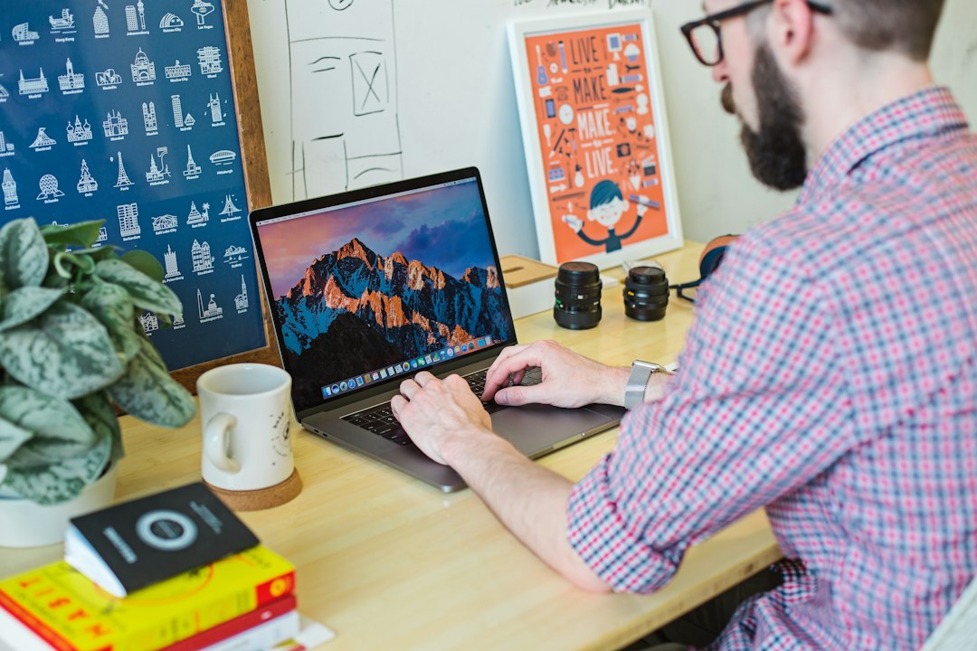 Homme utilisant des techniques de respiration à son bureau dans un espace de coworking à Casablanca